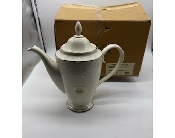 Cafetera Lenox "Linen Rose" color marfil con detalles en platino, 1.4 litros (48 oz), descatalogada, NUEVA con etiquetas y caja.