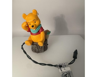 Adorno de Winnie the Pooh de Hallmark de 1993 con sonido, descatalogado, vintage, en muy buen estado.