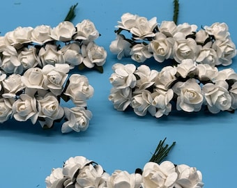 Kleine weiße Papierrosen mit grünen Blättern, Basteln, Scrapbooking (12 Stück)