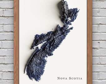 Könnte beinhalten: Ein gerahmter Druck einer blauen 3D-Karte von Nova Scotia. Die Karte ist strukturiert und scheint aus Papier zu sein. Der Rahmen ist aus braunem Holz.