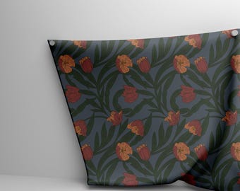 Jardim de Tulipas Vintage – Tecido de Flores Vermelho Ferrugem e Amarelo com Folhas Verdes em Azul Acinzentado