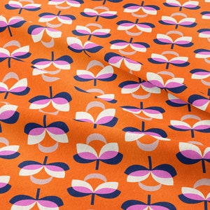 K&ouml;nnte beinhalten: Orangener Stoff mit einem sich wiederholenden Blumenmuster. Die Blumen bestehen aus wei&szlig;en, rosa und marineblauen Bl&uuml;tenbl&auml;ttern. Der Stoff hat einen leichten Glanz und eine weiche Textur, ideal f&uuml;r N&auml;hprojekte.