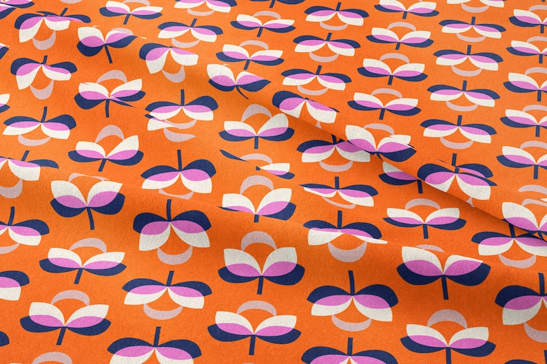 K&ouml;nnte beinhalten: Orangener Stoff mit einem sich wiederholenden Blumenmuster. Die Blumen bestehen aus wei&szlig;en, rosa und marineblauen Bl&uuml;tenbl&auml;ttern. Der Stoff hat einen leichten Glanz und eine weiche Textur, ideal f&uuml;r N&auml;hprojekte.
