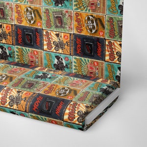 Könnte beinhalten: Ein farbenfroher Stoff mit einem sich wiederholenden Muster aus Vintage-Filmplakaten. Die Poster zeigen Bilder von Filmrollen, Popcorn und Filmkameras. Der Text auf den Postern lautet "Movie Night", "Retro Movie Festival" und "Cinema".