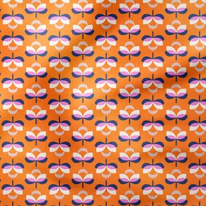 K&ouml;nnte beinhalten: Orangener Stoff mit einem sich wiederholenden Blumenmuster. Die Blumen bestehen aus wei&szlig;en, rosa und marineblauen Bl&uuml;tenbl&auml;ttern mit einem hellgrauen Stiel. Der Hintergrund ist einfarbig orange und der Stoff hat eine leichte Textur.