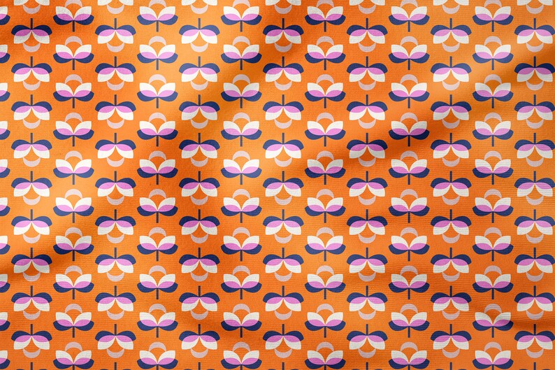 K&ouml;nnte beinhalten: Orangener Stoff mit einem sich wiederholenden Blumenmuster. Die Blumen bestehen aus wei&szlig;en, rosa und marineblauen Bl&uuml;tenbl&auml;ttern mit einem hellgrauen Stiel. Der Hintergrund ist einfarbig orange und der Stoff hat eine leichte Textur.