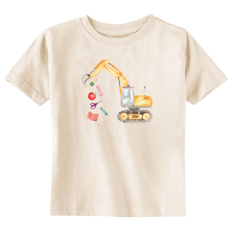 Puede incluir: Camiseta color crema con una ilustraci&oacute;n en acuarela de una excavadora amarilla. El brazo de la excavadora est&aacute; levantado, derramando &uacute;tiles escolares como una manzana roja, tijeras y l&aacute;pices. El dise&ntilde;o est&aacute; centrado en la parte delantera de la camiseta.