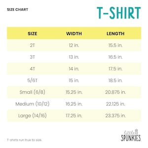 Może przedstawiać: Tabela rozmiar&oacute;w koszulek z wymiarami w calach. Rozmiary od 2T do Large (14/16), z szerokością i długością. Tekst "T-SHIRT" i "little SPUNKIES" są widoczne.