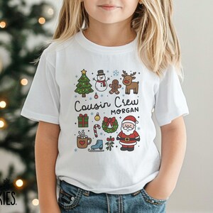 Camisetas navideñas de algodón personalizadas para niños: Camiseta de cuello redondo "Coquette Doodles Cousin" - BL2452
