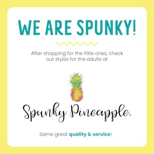 Op de afbeelding: Een gele en witte afbeelding met de tekst "WE ARE SPUNKY!" in turquoise. Daaronder staat: "Na het winkelen voor de kleintjes, bekijk stijlen voor de volwassenen bij Spunky Pineapple." In het midden staat een kleurrijke ananas illustratie.