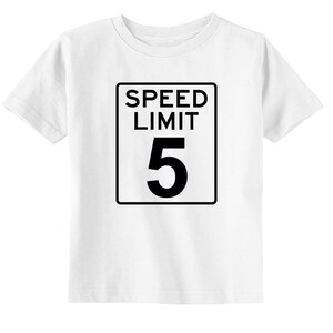 Pode incluir: Uma t-shirt branca de manga curta com uma impress&atilde;o gr&aacute;fica a preto e branco de um sinal de tr&acirc;nsito retangular. O sinal tem um contorno preto e cont&eacute;m o texto SPEED LIMIT em letras mai&uacute;sculas pretas sobre um grande n&uacute;mero 5.