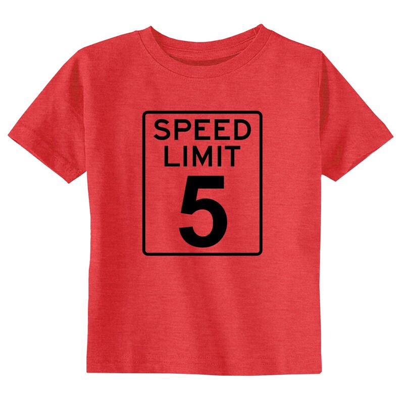 Pode incluir: Uma t-shirt de manga curta em vermelho mesclado com uma impress&atilde;o gr&aacute;fica preta de um sinal de tr&acirc;nsito retangular. O sinal tem uma borda preta e cont&eacute;m o texto SPEED LIMIT seguido pelo n&uacute;mero 5 grande centrado no design.