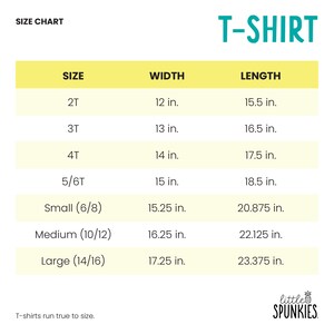 Pode incluir: Uma tabela de tamanhos de camisetas com cabe&ccedil;alho amarelo e linhas brancas. Lista os tamanhos de 2T a Large (14/16) com medidas de largura e comprimento em polegadas. O texto inclui 'SIZE CHART', 'T-SHIRT', 'little SPUNKIES' e 'T-shirts run true to size.'