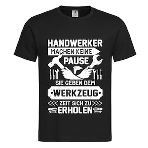 Könnte beinhalten: Schwarzes T-Shirt mit weißem Text, der "Handwerker machen keine Pause Sie geben dem Werkzeug Zeit sich zu erholen" lautet. Der Text ist von Bildern von Werkzeugen umgeben, darunter ein Hammer, ein Schraubenschlüssel, ein Schraubendreher und eine Bohrmaschine.