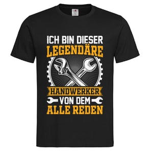 Könnte beinhalten: Schwarzes T-Shirt mit einem gelben und weißen Grafikdesign mit zwei gekreuzten Schraubenschlüsseln und dem Text "Ich bin dieser legendäre Handwerker von dem alle reden".