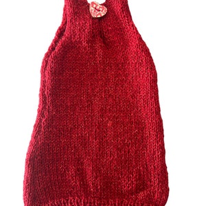 Robe tricotée de couleur rouge avec sa poche cousue image 2