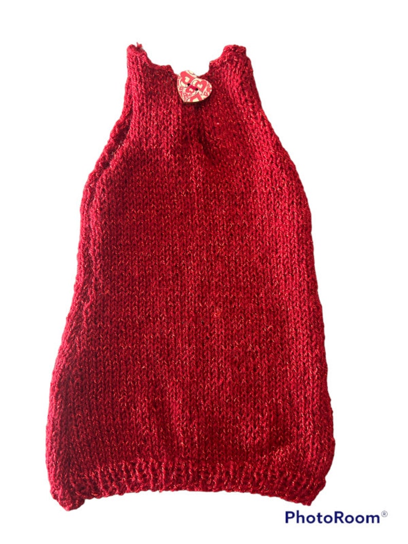 Robe tricotée de couleur rouge avec sa poche cousue image 2