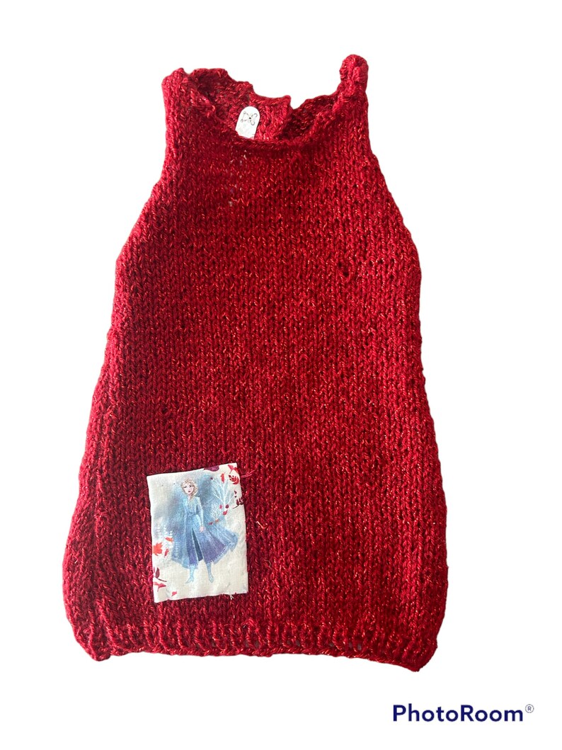 Robe tricotée de couleur rouge avec sa poche cousue image 1