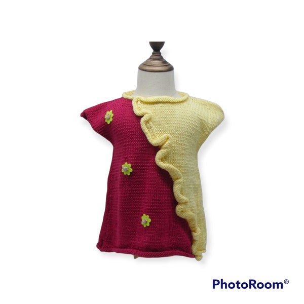 Robe tricotée de couleur  rouge et jaune avec ses fleurs et ses oiseaux
