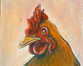 Könnte beinhalten: Nahaufnahme eines Gemäldes eines Huhns mit braunen und orangefarbenen Federn, einem roten Kamm und einem gelben Schnabel. Das Kunstwerk hat ein strukturiertes Aussehen und ist vor einem hellen Hintergrund mit subtilen Farbvariationen platziert. Das Huhn blickt nach links.