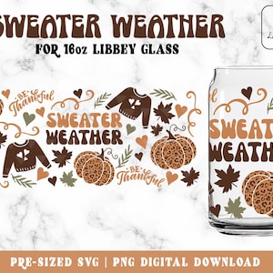 Könnte beinhalten: Ein digitaler Download-Design für ein 473 ml Libbey-Glas mit einem braunen und orangen "Sweater Weather"-Motiv mit Kürbissen, Blättern und Herzen. Das Design enthält auch den Text "Be Thankful".