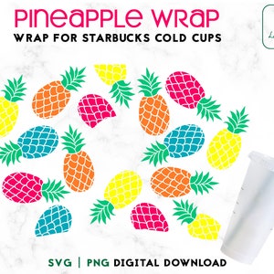 Puede incluir: Una descarga digital de un diseño de envoltura de piña para vasos fríos de Starbucks. El diseño presenta una variedad de piñas coloridas con contornos blancos. El texto "Pineapple Wrap" y "Wrap for Starbucks Cold Cups" está incluido en el diseño.