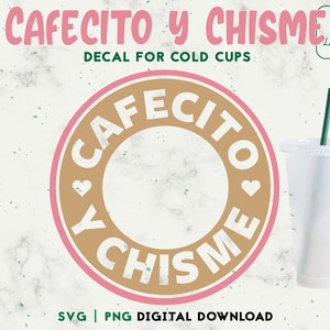 Puede incluir: Un círculo de calcomanía rosa y marrón con el texto "Cafecito y Chisime" para vasos fríos. La calcomanía está sobre un fondo de mármol blanco con un vaso de plástico transparente y una pajita verde.