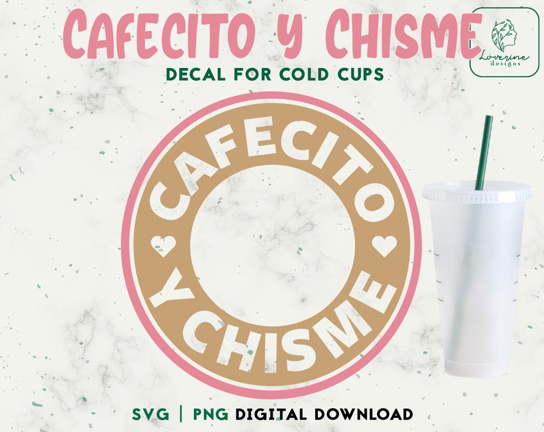 Puede incluir: Un c&iacute;rculo de calcoman&iacute;a rosa y marr&oacute;n con el texto "Cafecito y Chisime" para vasos fr&iacute;os. La calcoman&iacute;a est&aacute; sobre un fondo de m&aacute;rmol blanco con un vaso de pl&aacute;stico transparente y una pajita verde.