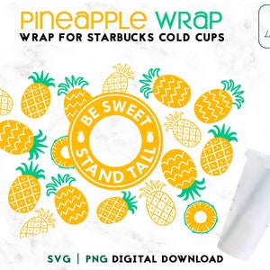 Puede incluir: Un diseño de descarga digital que presenta una envoltura de piña para vasos fríos de Starbucks. El diseño incluye un círculo con el texto "Be Sweet Stand Tall" y múltiples ilustraciones de piñas.
