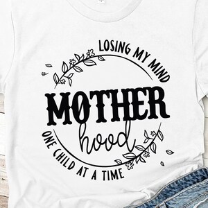 Motherhood SVG Design - Mom Life Svg Files For Cricut - Mama Shirt Svg - Mothers Day SVG - Téléchargement numérique
