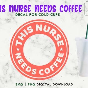 Può includere: Un adesivo circolare rosso con il testo "This Nurse Needs Coffee" in bianco. L'adesivo è progettato per bicchieri freddi.