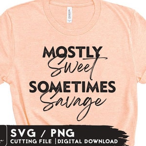 Puede incluir: Una camiseta de color melocot&oacute;n con texto negro que dice "MOSTLY Sweet SOMETIMES Savage".