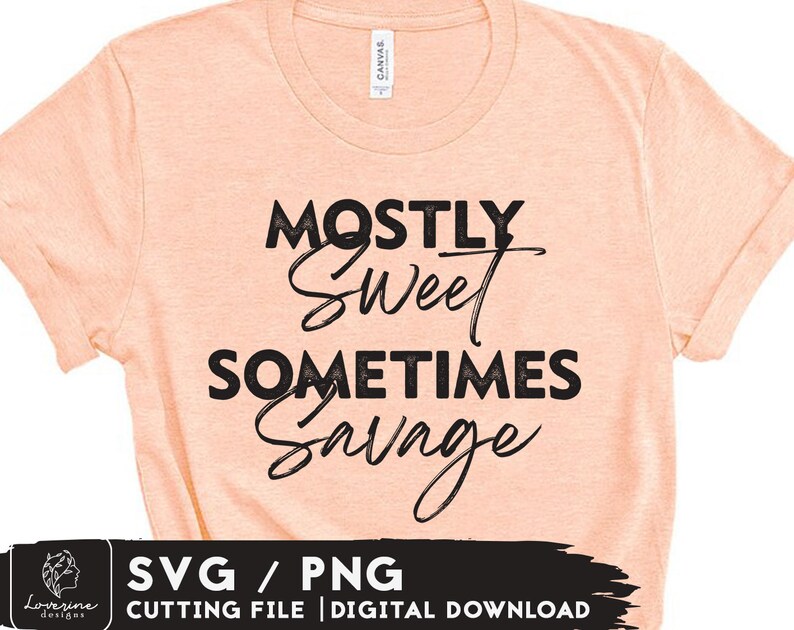 Puede incluir: Una camiseta de color melocot&oacute;n con texto negro que dice "MOSTLY Sweet SOMETIMES Savage".