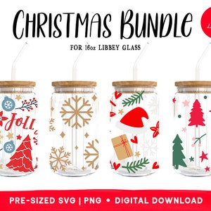 Könnte beinhalten: Set aus vier 16 Unzen großen Glasbechern mit Strohhalmdeckeln und Weihnachtsmotiven. Die Motive umfassen Schneeflocken, einen Weihnachtsbaum, eine Weihnachtsmütze und das Wort "Joll" mit einem Weihnachtsbaum.