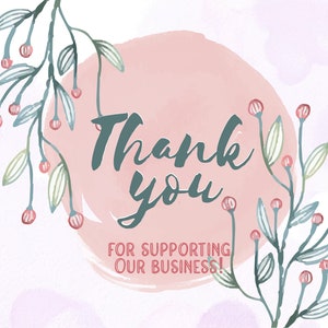 Pu&ograve; includere: Un'illustrazione ad acquerello di un cerchio rosa con il testo "Grazie per il supporto alla nostra attivit&agrave;!" circondato da rami floreali verdi e bianchi con bacche rosa.