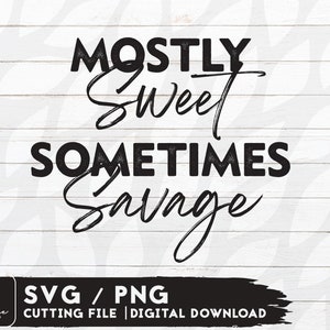 Puede incluir: Dise&ntilde;o gr&aacute;fico de texto en blanco y negro sobre un fondo de madera blanca. El texto dice "Mostly Sweet Sometimes Savage". Archivo de corte digital SVG y PNG para descargar.