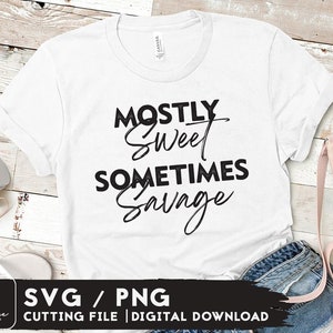 Puede incluir: Camiseta blanca con texto negro que dice "Mostly Sweet Sometimes Savage".