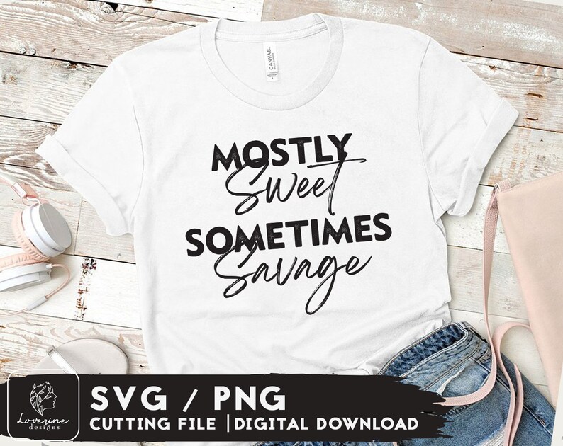 Puede incluir: Camiseta blanca con texto negro que dice "Mostly Sweet Sometimes Savage".