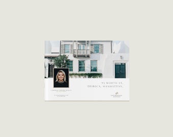 Könnte beinhalten: Eine rechteckige Immobilien-Postkarte mit einem Foto eines weißen, mehrstöckigen Gebäudes mit dunklen Fenstern. Sie enthält ein Porträt einer blonden Person in einem schwarzen Rahmen sowie den Text 93 WORTH ST, TRIBECA, MANHATTAN.