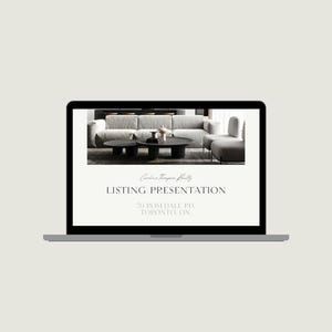 Könnte beinhalten: Ein silberner Laptop, der eine digitale Immobilienpräsentation anzeigt. Der Bildschirm zeigt ein Foto eines modernen Wohnzimmers mit Sofa und Couchtischen sowie den Text Caroline Thompson Realty, LISTING PRESENTATION, 70 ROSEDALE RD, TORONTO, ON.