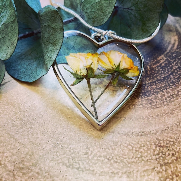 Real pressed yellow roses pendant•yellow roses•roses jewellery•roses necklace•roses pendant•valentines gift•gifts for her•