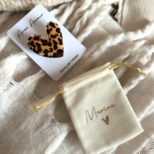 Velvet leopard heart brooch With Love and its personalized velvet pouch Modèle 1