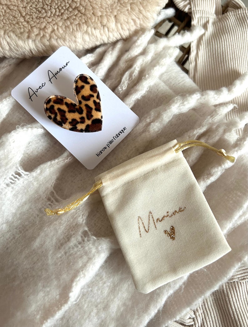 Velvet leopard heart brooch With Love and its personalized velvet pouch Modèle 1