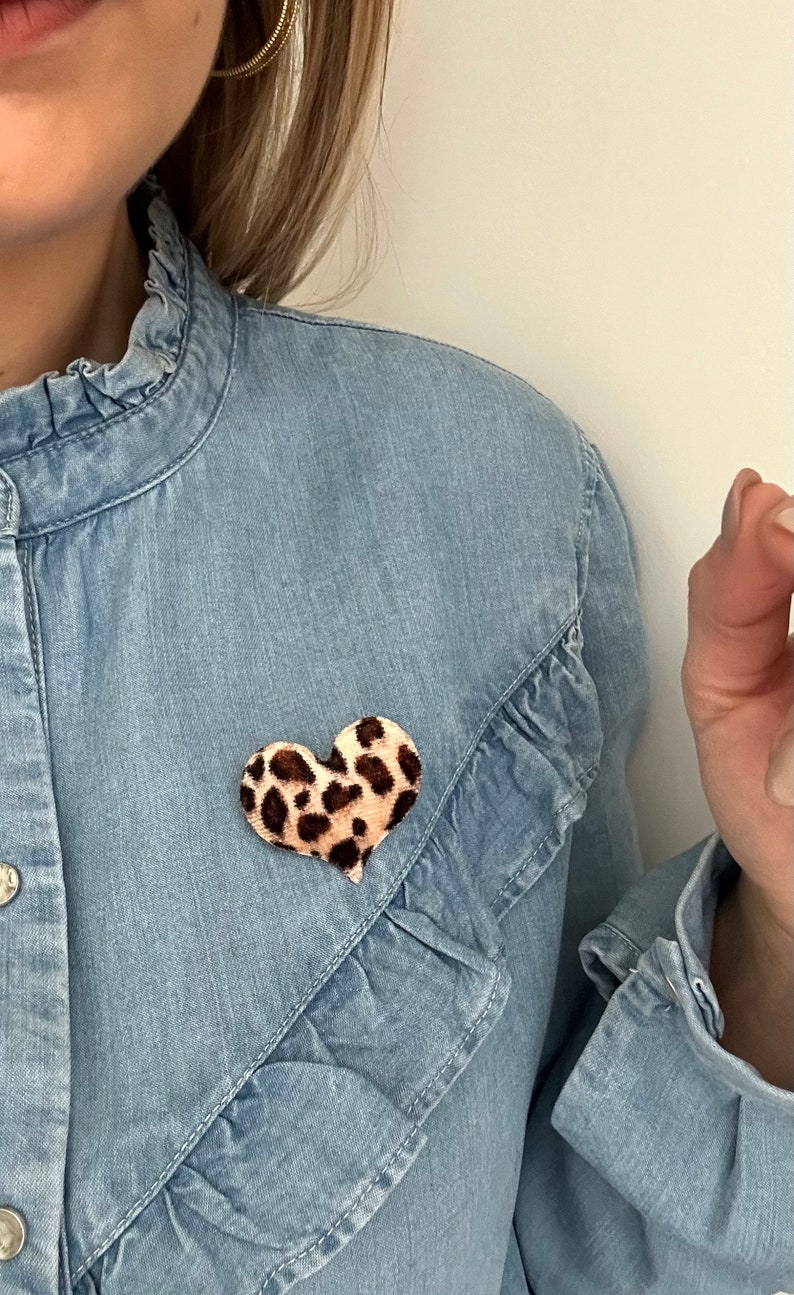 Broche cœur léopard velours Avec Amour et son pochon en velours personnalisé image 2