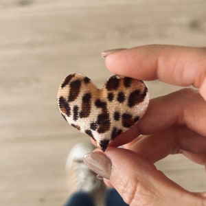 Broche cœur léopard velours Avec Amour et son pochon en velours personnalisé image 5