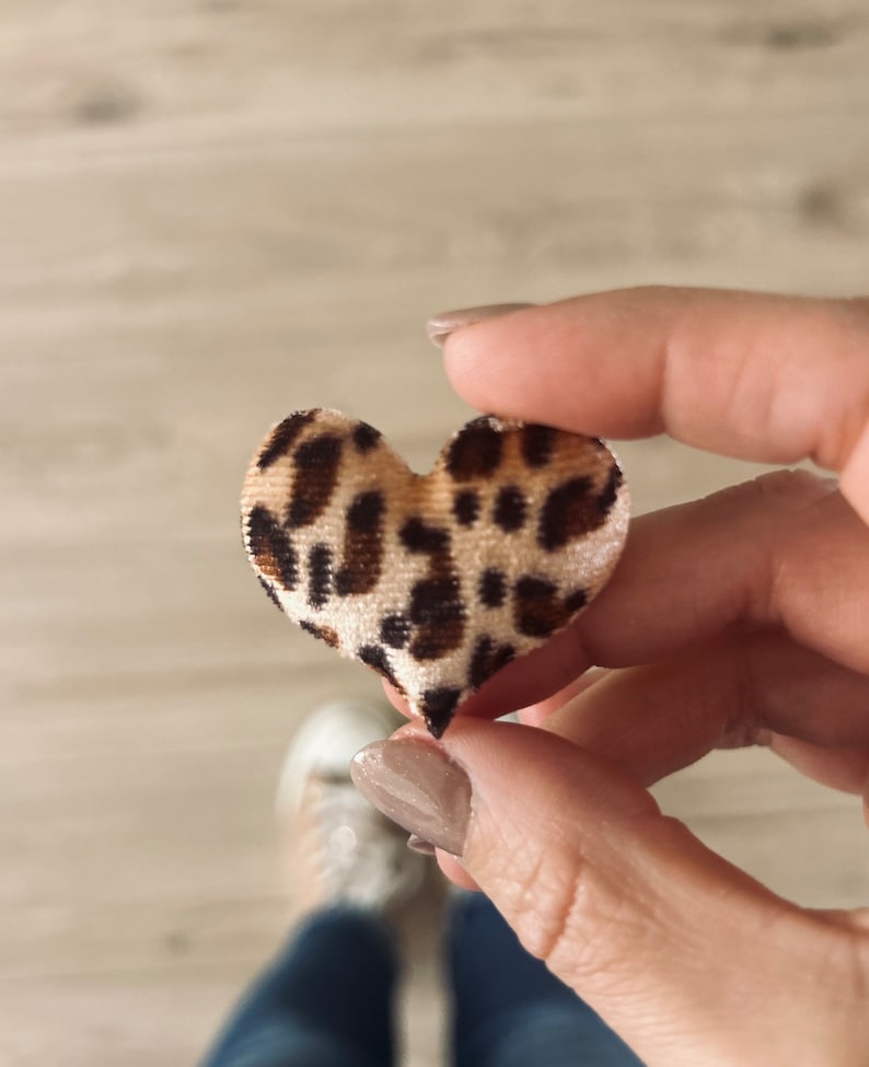 Broche cœur léopard velours Avec Amour et son pochon en velours personnalisé image 5