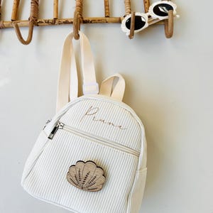 Petit sac à dos en velours côtelé personnalisé avec broche en bois coquillage