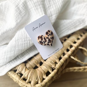 Velvet leopard heart brooch With Love and its personalized velvet pouch Modèle 2