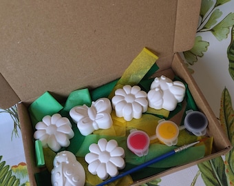 Minibeasts and Bugs Paint Craft Kit: Kid's Holiday Activity Box