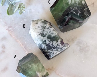 Snöflingefjäder Fluorit Friformstorn, Regnbågslila och Grön Fluoritkristall Chunky Point